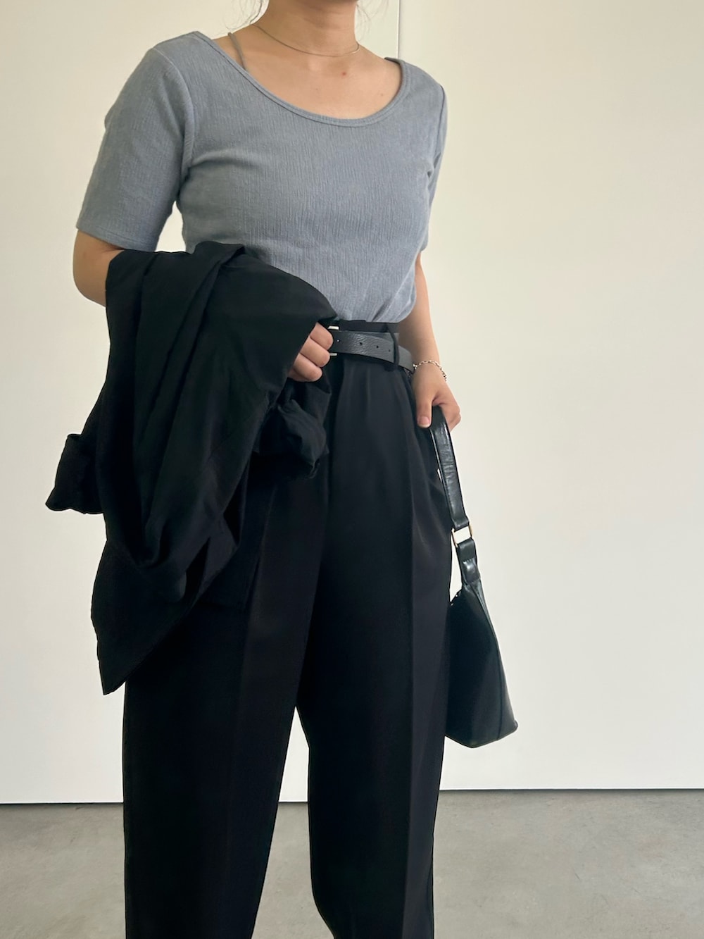 「大人コーデ、大人女子、大人かわいい、バレエネック、スラックス、スラックスパンツ、シンプル、シンプルコーデ、シンプルスタイル、スニーカー、スニーカーコーデ、低身長、低身長コーデ、低身長女子、骨格ウェーブ」｜「select MOCAの【サイズ展開あり】2WAYストラップカップ付きベアキャミソール（キャミソール、グリーン系）」を使った、Renaさん（骨格ウェーブ・レディース・151cm）の春コーディネートの2枚目の写真