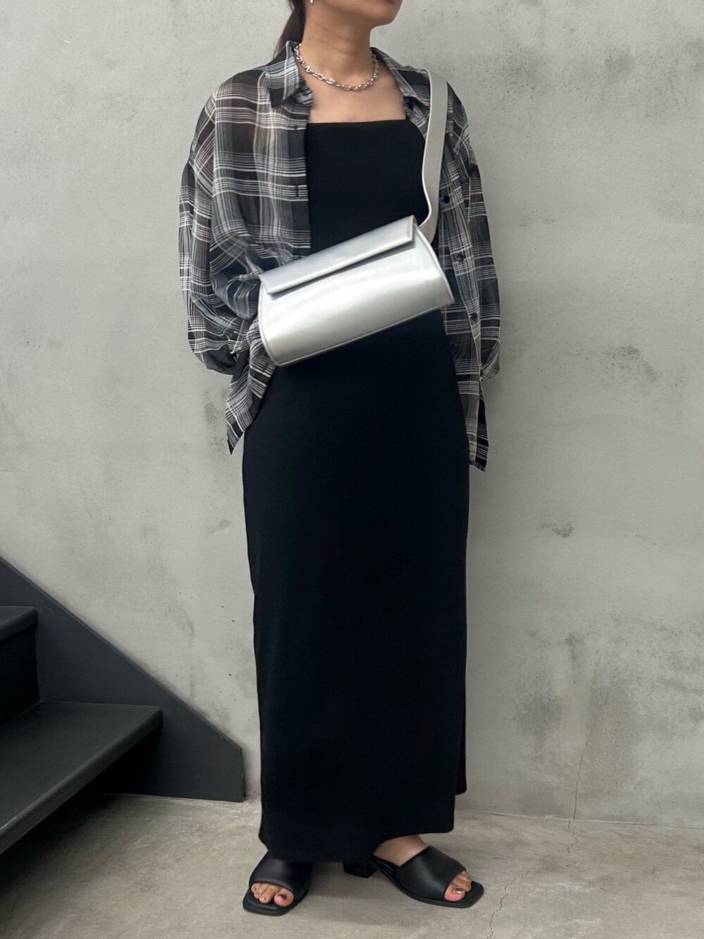 ホワイト系のショルダーバッグ、ブラック系のシャツ/ブラウス、ブラック系のワンピースを着用したレディースの夏コーディネートの6枚目の写真