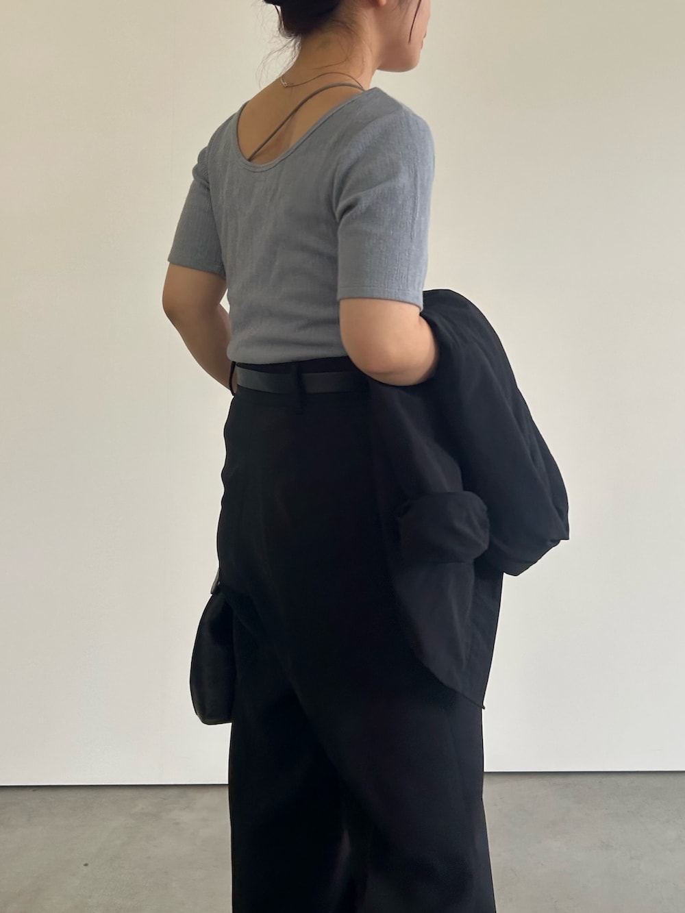 「大人コーデ、大人女子、大人かわいい、バレエネック、スラックス、スラックスパンツ、シンプル、シンプルコーデ、シンプルスタイル、スニーカー、スニーカーコーデ、低身長、低身長コーデ、低身長女子、骨格ウェーブ」｜「select MOCAの【サイズ展開あり】2WAYストラップカップ付きベアキャミソール（キャミソール、グリーン系）」を使った、Renaさん（骨格ウェーブ・レディース・151cm）の春コーディネートの3枚目の写真
