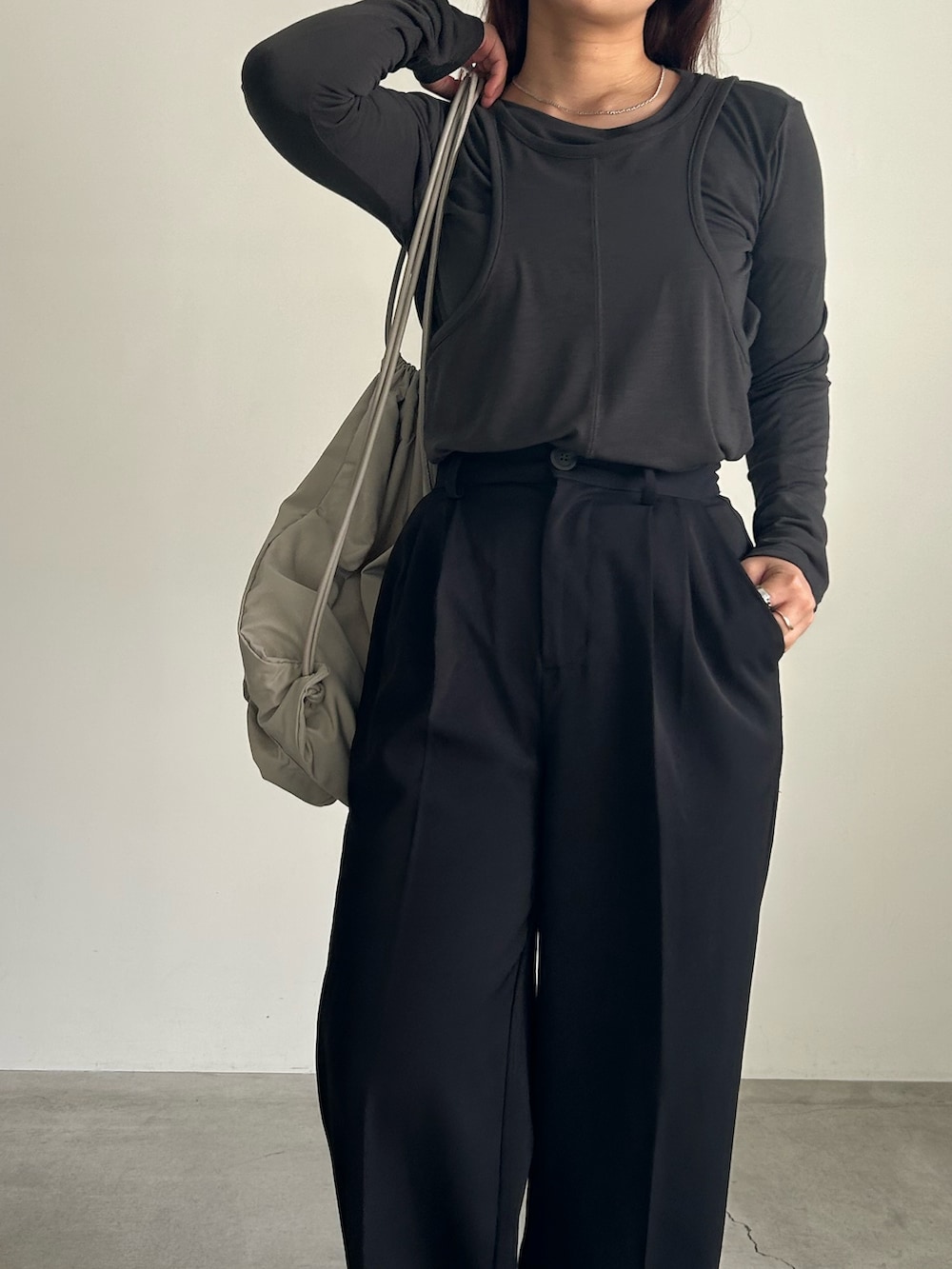 「春コーデ、ブラック、ネイビー、ネイビーコーデ、低身長、低身長コーデ、低身長女子、骨格ウェーブ、イエベ春」｜「select MOCAの【4サイズ展開】ハイウエストセンタープレススラックス（スラックス、ブラック系）」を使った、Renaさん（骨格ウェーブ・レディース・151cm）の春コーディネートの5枚目の写真