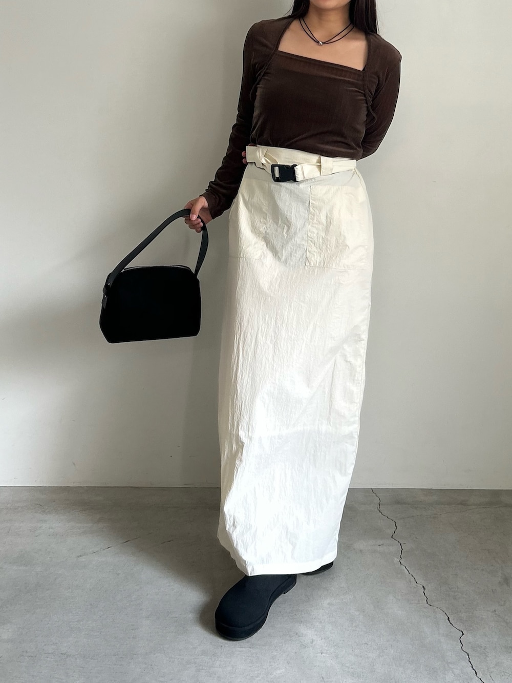 「秋コーデ、秋服、秋服準備はじめました、スカート、スカートスタイル、低身長、低身長コーデ、低身長女子、スタイルアップ、標準体型、大人カジュアル、大人かわいい」｜「select MOCA by sonのフェイクスエードワンハンドルバッグ（ハンドバッグ、ブラック系）」を使った、Renaさん（レディース・151cm）の夏コーディネートの4枚目の写真