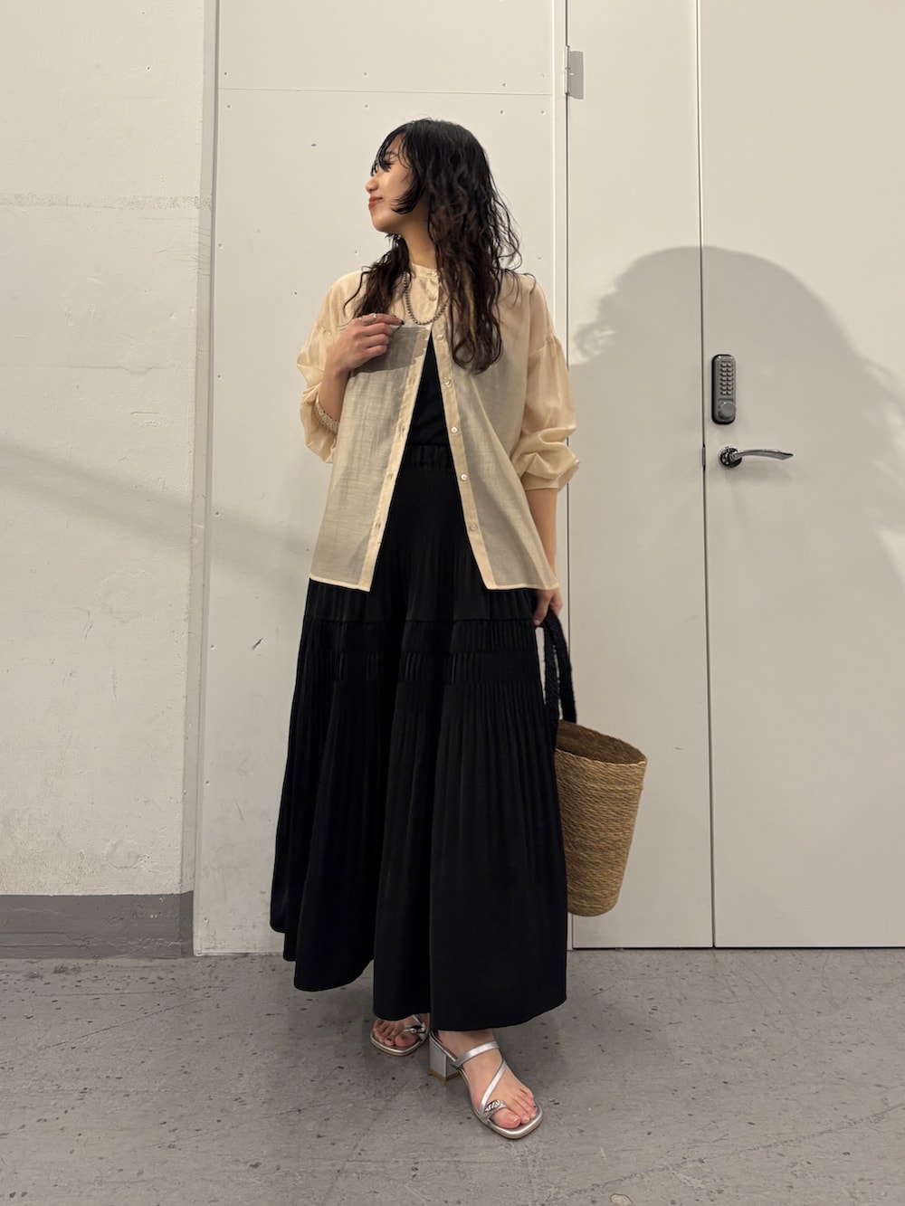 「Jena espace merveilleuxの【ご好評につき再入荷！】後ろヨークラッフルシアーシャツ（シャツ/ブラウス、ブラウン系）」を使った、amuamuse7さん（レディース・160cm）の春コーディネートの2枚目の写真
