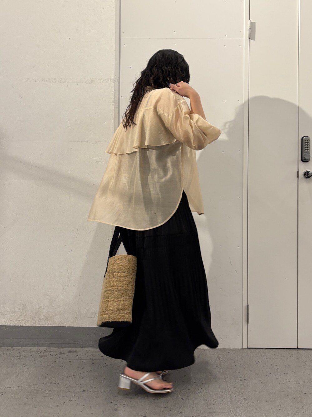 「Jena espace merveilleuxの【ご好評につき再入荷！】後ろヨークラッフルシアーシャツ（シャツ/ブラウス、ブラウン系）」を使った、amuamuse7さん（レディース・160cm）の春コーディネートの3枚目の写真