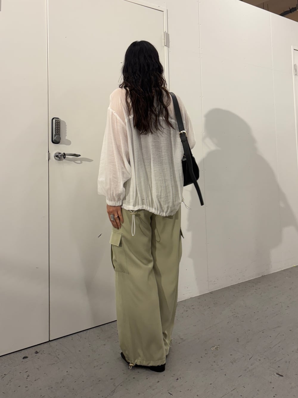 「Jena espace merveilleuxのトロミパラシュートパンツ（その他パンツ、グリーン系）」を使った、amuamuse7さん（レディース・160cm）の春コーディネートの3枚目の写真