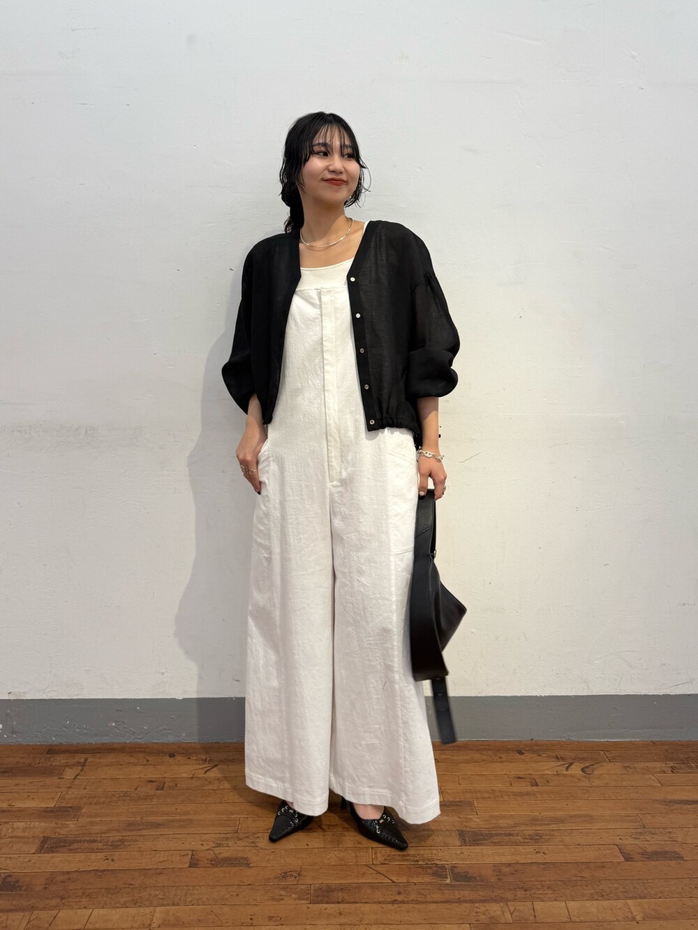 「Jena espace merveilleuxの【スッキリシアーシャツ】裾リボンシアーシャツ（シャツ/ブラウス、ブラック系）」を使った、amuamuse7さん（レディース・160cm）の春コーディネートの2枚目の写真