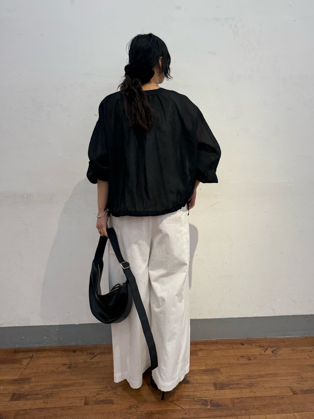「Jena espace merveilleuxの【スッキリシアーシャツ】裾リボンシアーシャツ（シャツ/ブラウス、ブラック系）」を使った、amuamuse7さん（レディース・160cm）の春コーディネートの3枚目の写真