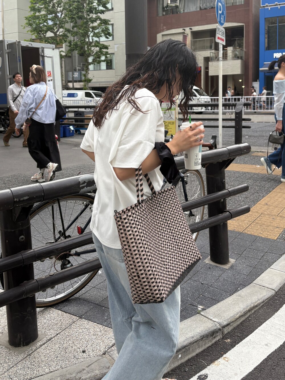 「Jena espace merveilleuxの【リバイバル】カーブデニムパンツ（デニムパンツ、ブルー系）」を使った、amuamuse7さん（レディース・160cm）の春コーディネートの3枚目の写真