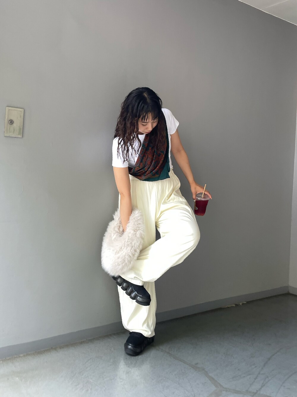 「Jena espace merveilleuxの【SNSで注目のパンツ！】リラックスカーブパンツ（その他パンツ、ホワイト系）」を使った、amuamuse7さん（レディース・159cm）の秋コーディネートの3枚目の写真