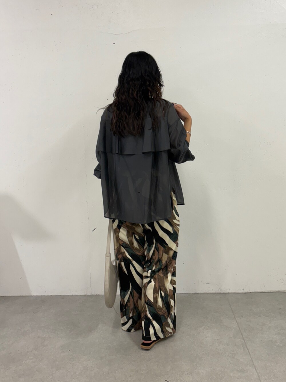 「Jena espace merveilleuxの【シアーフリルシャツ】後ろヨークラッフルシアーシャツ（シャツ/ブラウス、グレー系）」を使った、amuamuse7さん（レディース・160cm）の春コーディネートの3枚目の写真