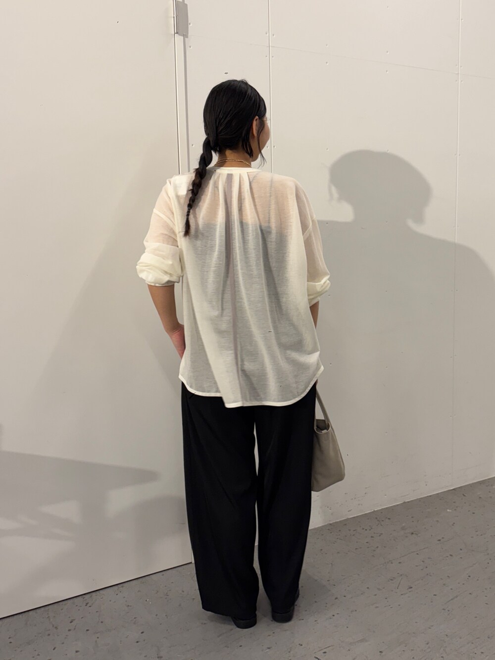 「Jena espace merveilleuxの【昨年大人気の美脚パンツが再登場】トロミカーブパンツ（その他パンツ、ブラック系）」を使った、amuamuse7さん（レディース・160cm）の春コーディネートの3枚目の写真