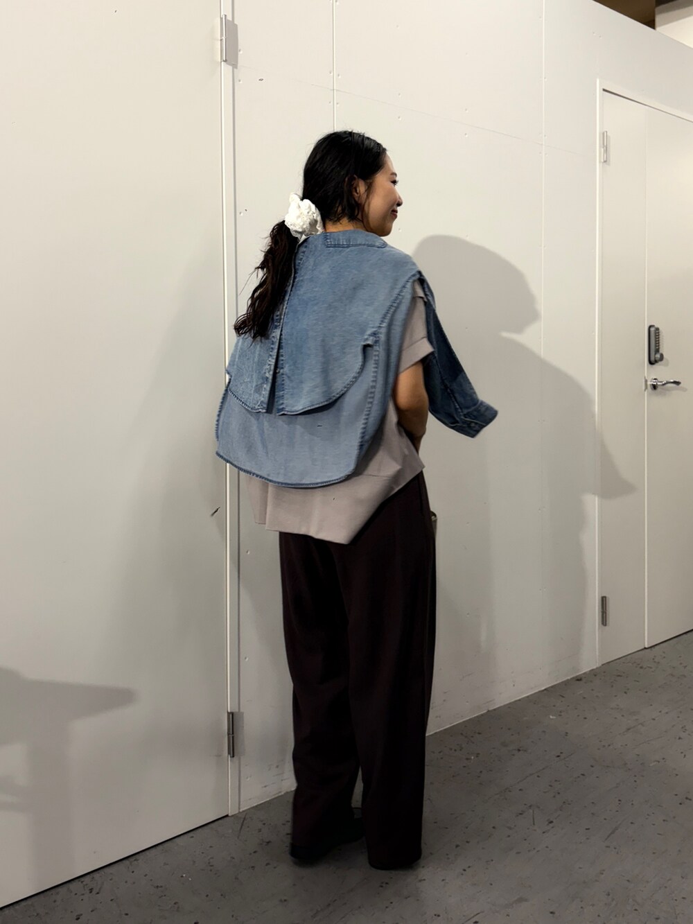 「Jena espace merveilleuxのリネンカーブパンツ（その他パンツ、グレー系）」を使った、amuamuse7さん（レディース・160cm）の春コーディネートの2枚目の写真