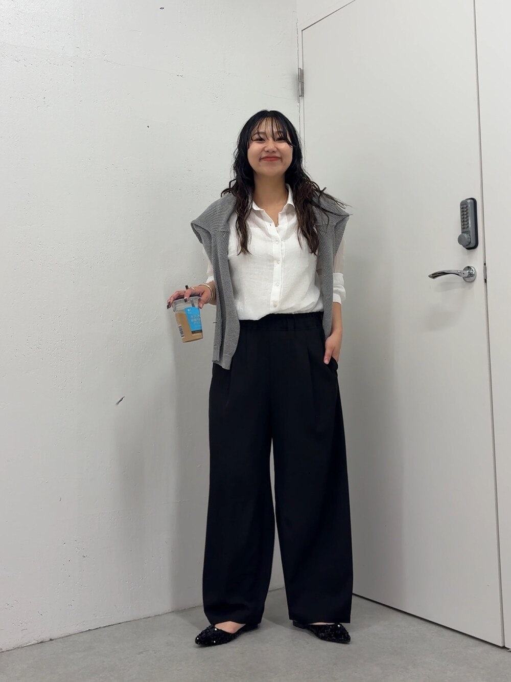 「Jena espace merveilleuxのガーゼバッククロスシャツ（シャツ/ブラウス、ホワイト系）」を使った、amuamuse7さん（レディース・160cm）の春コーディネートの2枚目の写真