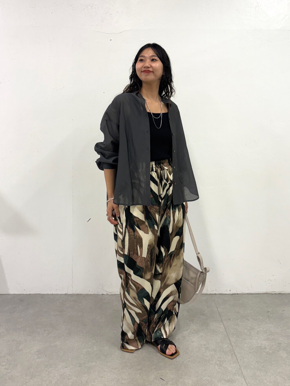 「Jena espace merveilleuxの【シアーフリルシャツ】後ろヨークラッフルシアーシャツ（シャツ/ブラウス、グレー系）」を使った、amuamuse7さん（レディース・160cm）の春コーディネートの2枚目の写真
