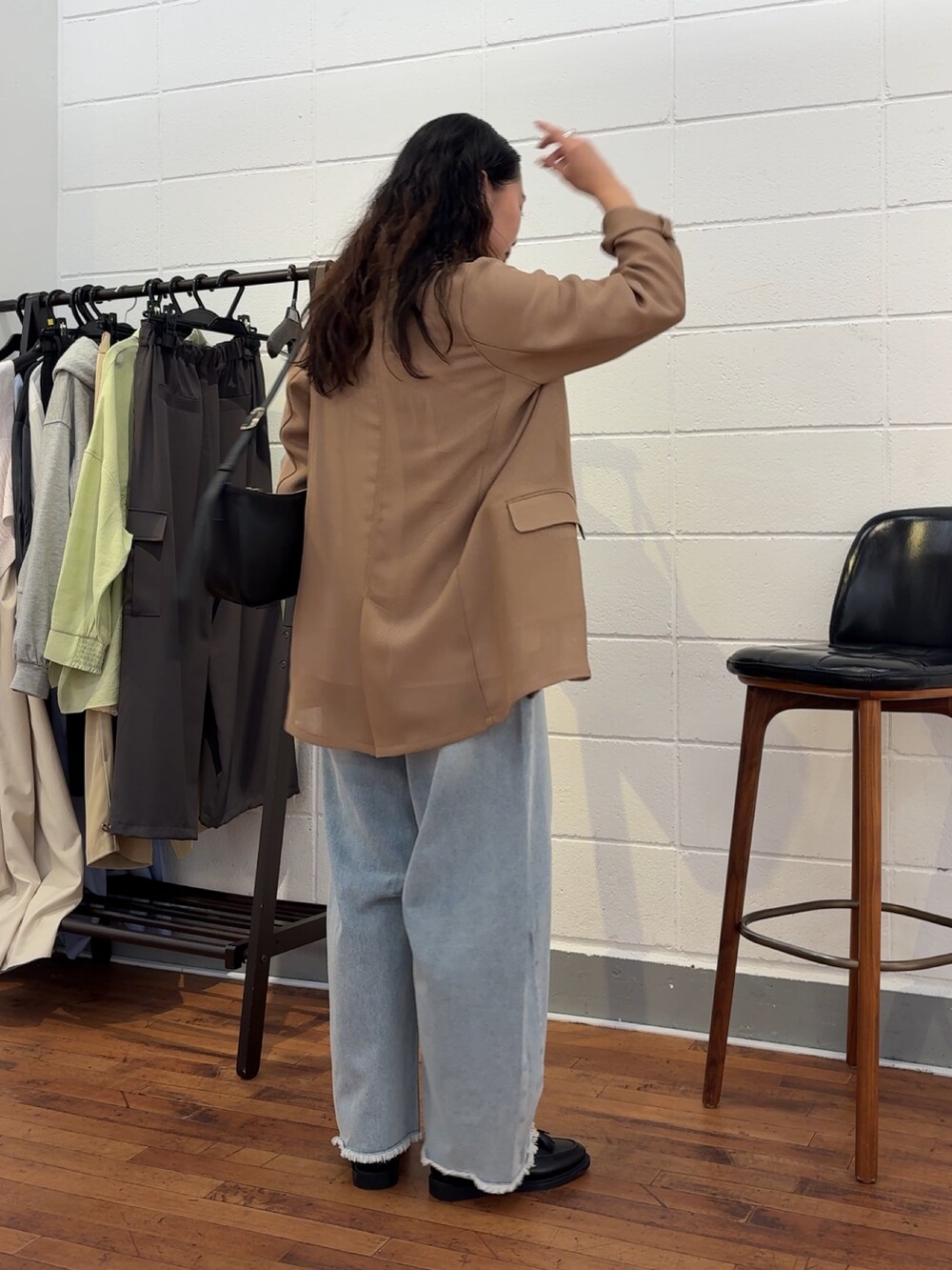 「Jena espace merveilleuxの【ドライタッチシャツ】バックカーブシャーリングシャツ（シャツ/ブラウス、ホワイト系）」を使った、amuamuse7さん（レディース・160cm）の春コーディネートの2枚目の写真