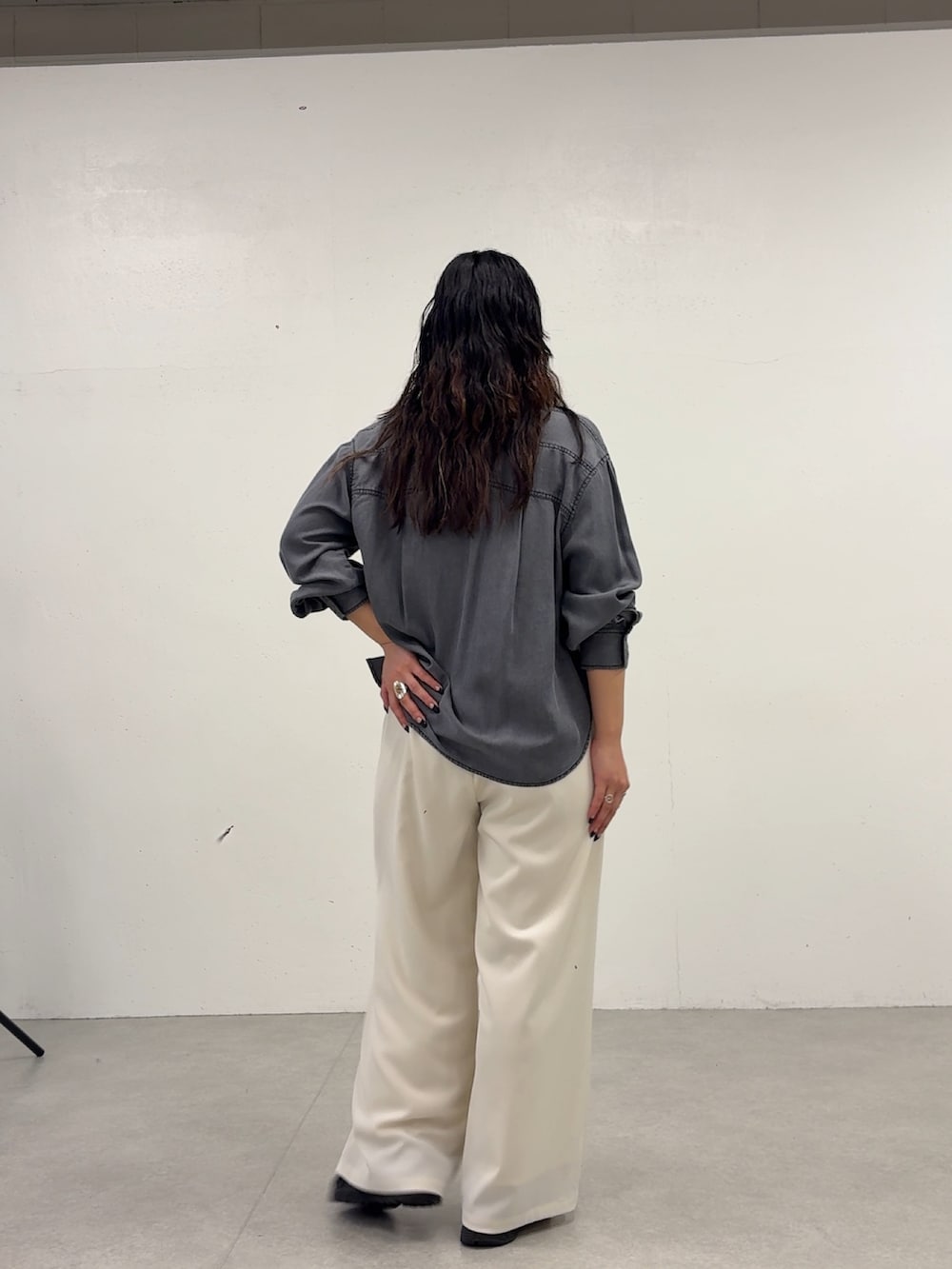 「Jena espace merveilleuxの【サイズ展開あり】ループ付きトロミワイドパンツ（その他パンツ、ベージュ系）」を使った、amuamuse7さん（レディース・160cm）の春コーディネートの3枚目の写真