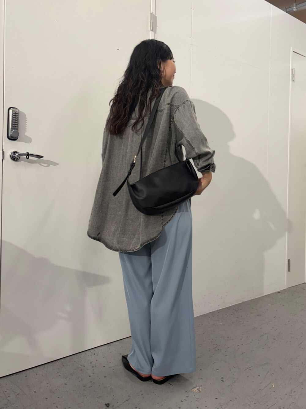 「Jena espace merveilleuxの【大人気リバイバル】【オールシーズン着用可能】テンセルデニムシャツ（シャツ/ブラウス、グレー系）」を使った、amuamuse7さん（レディース・160cm）の春コーディネートの3枚目の写真
