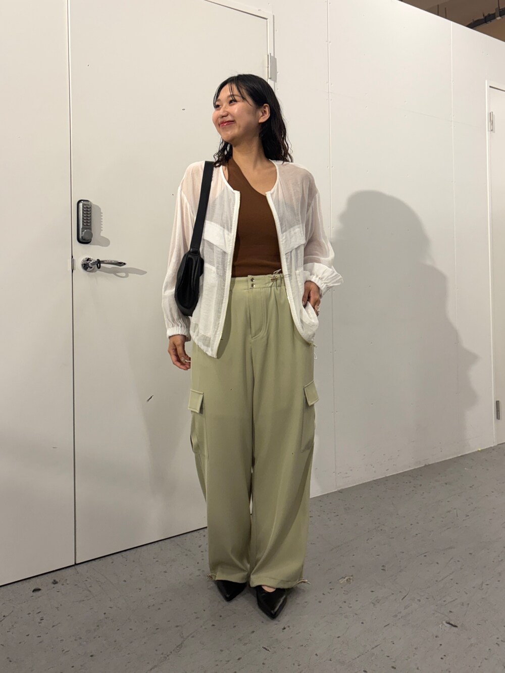 「Jena espace merveilleuxのトロミパラシュートパンツ（その他パンツ、グリーン系）」を使った、amuamuse7さん（レディース・160cm）の春コーディネートの2枚目の写真