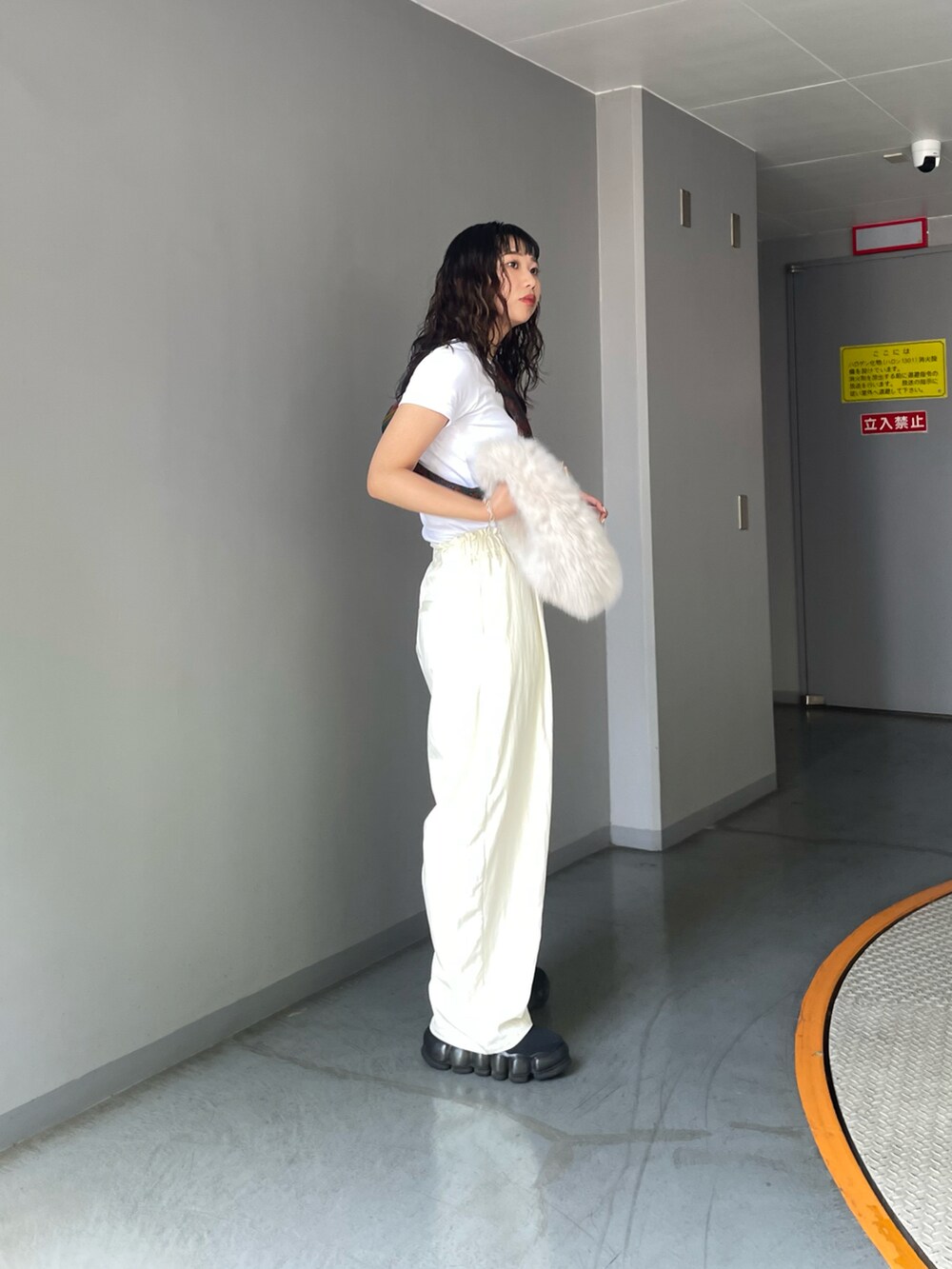 「Jena espace merveilleuxの【SNSで注目のパンツ！】リラックスカーブパンツ（その他パンツ、ホワイト系）」を使った、amuamuse7さん（レディース・159cm）の秋コーディネートの2枚目の写真