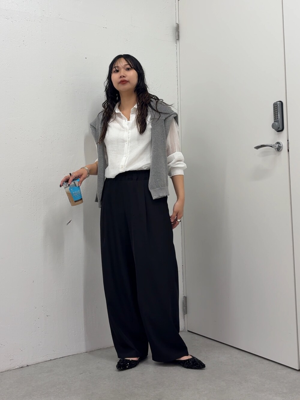 「Jena espace merveilleuxのガーゼバッククロスシャツ（シャツ/ブラウス、ホワイト系）」を使った、amuamuse7さん（レディース・160cm）の春コーディネートの2枚目の写真