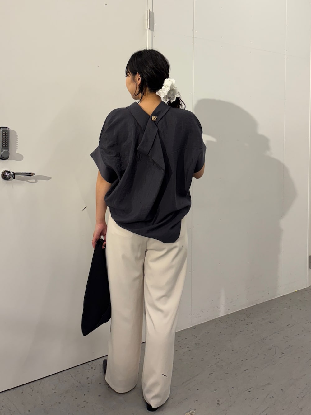 「Jena espace merveilleuxの【新色登場】【-3kg見え／サイズ展開あり／美脚】トロミイージーパンツ（その他パンツ、ホワイト系）」を使った、amuamuse7さん（レディース・160cm）の春コーディネートの3枚目の写真