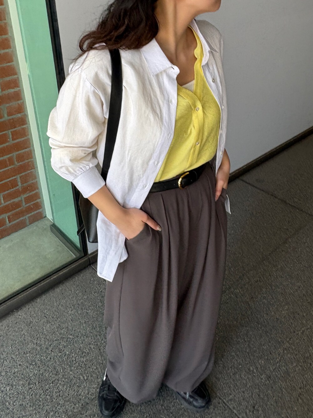 「Jena espace merveilleuxのWEB限定カラーあり/トロミ2タックワイドパンツ（その他パンツ、グレー系）」を使った、amuamuse7さん（レディース・160cm）の春コーディネートの3枚目の写真