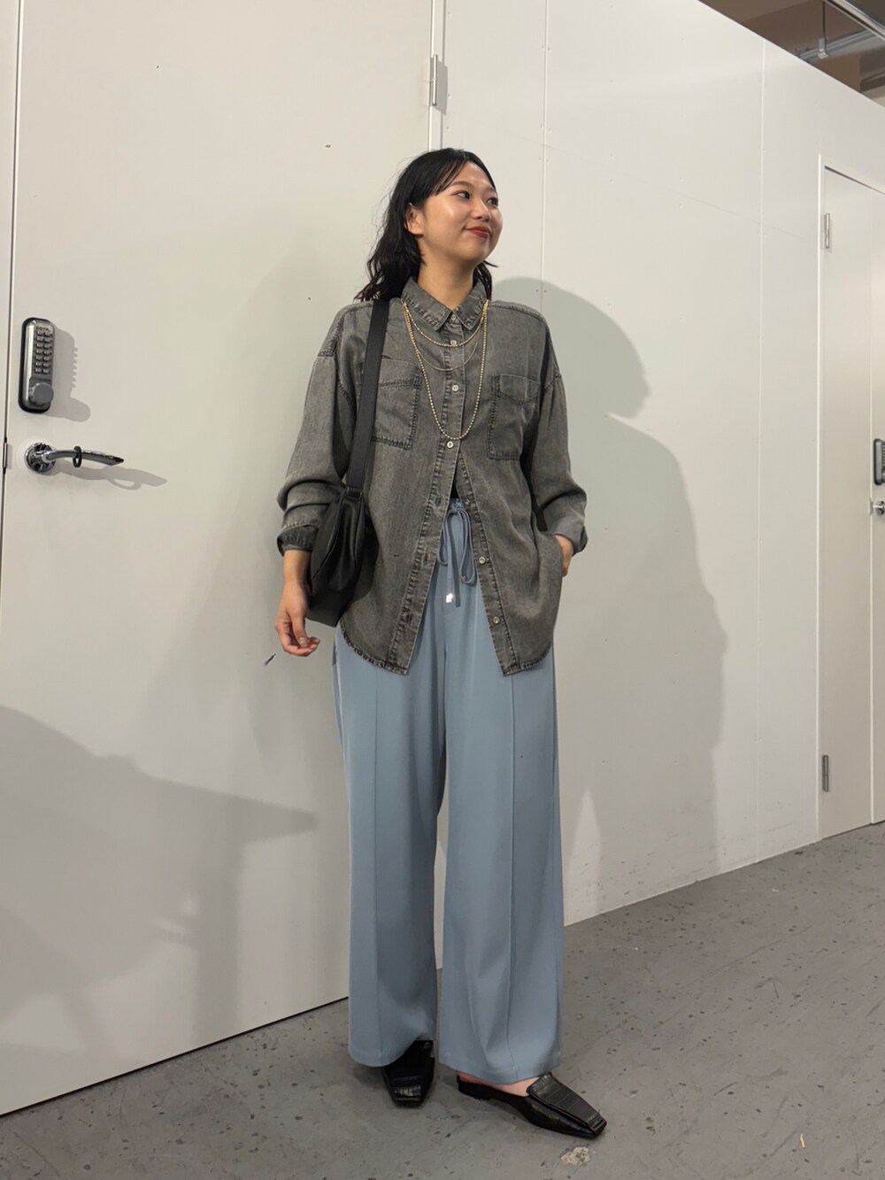 「Jena espace merveilleuxの【大人気リバイバル】【オールシーズン着用可能】テンセルデニムシャツ（シャツ/ブラウス、グレー系）」を使った、amuamuse7さん（レディース・160cm）の春コーディネートの2枚目の写真