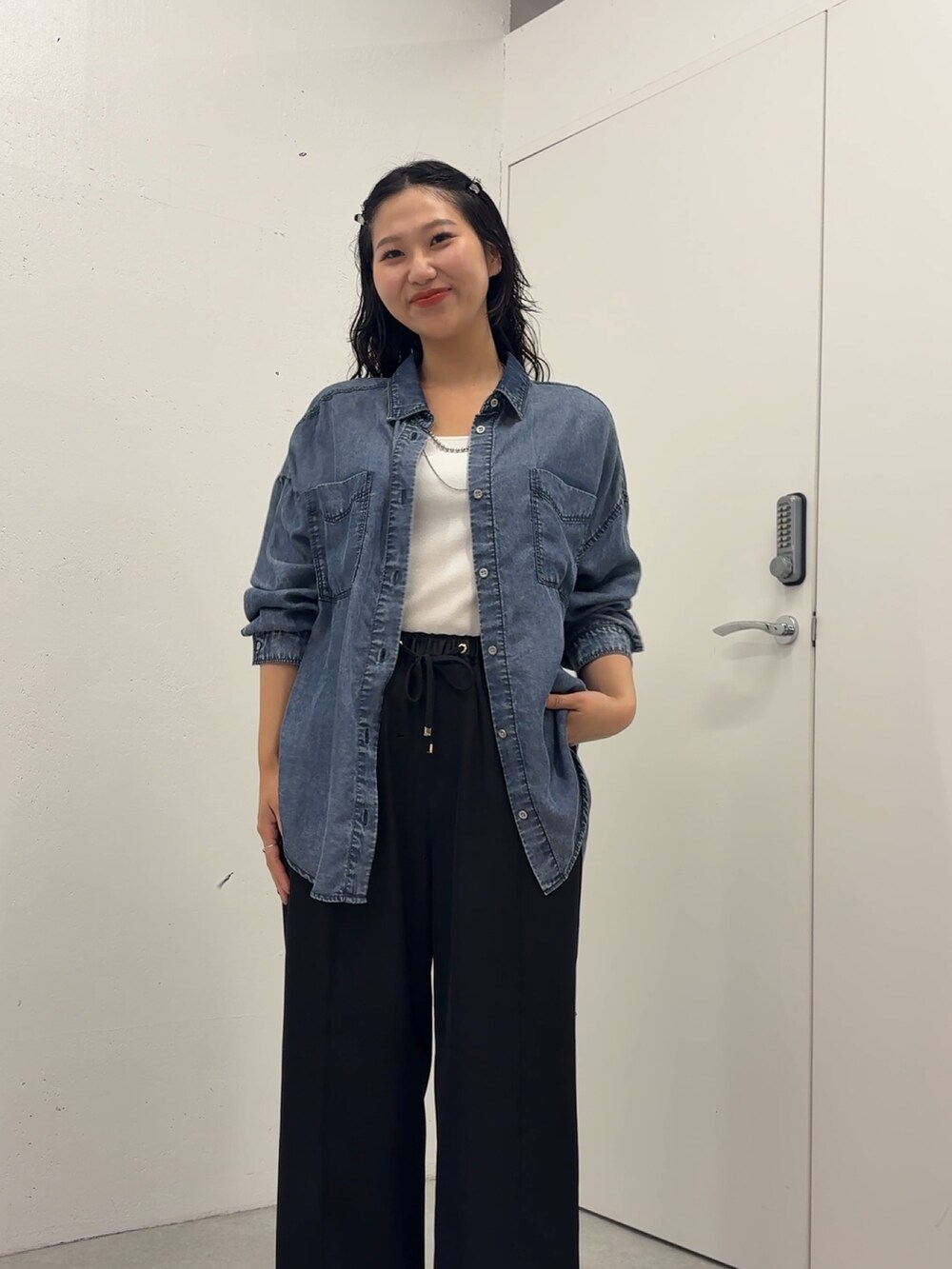 「Jena espace merveilleuxの【大人気リバイバル】【オールシーズン着用可能】テンセルデニムシャツ（シャツ/ブラウス、グレー系）」を使った、amuamuse7さん（レディース・160cm）の春コーディネートの2枚目の写真