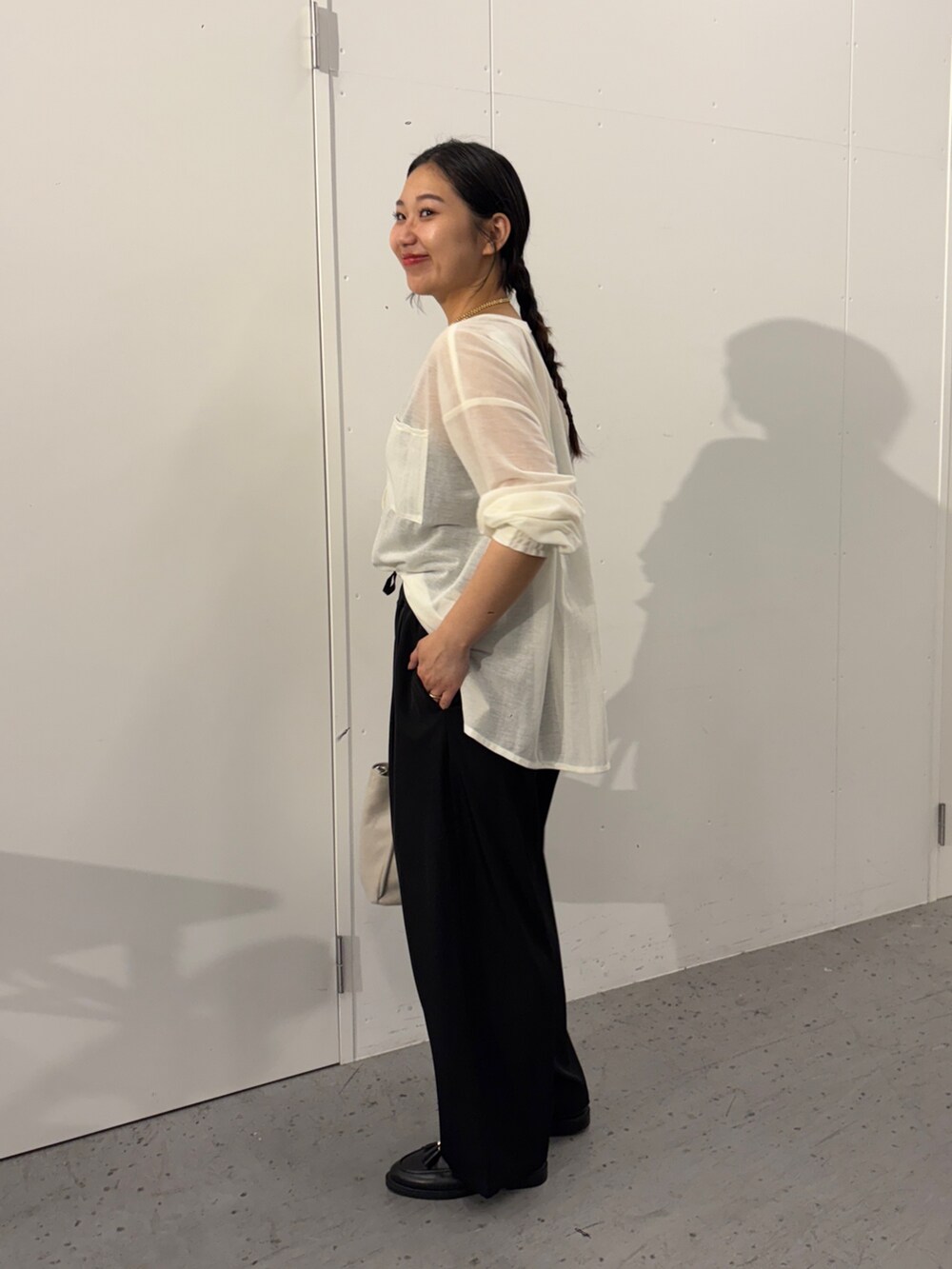 「Jena espace merveilleuxの【昨年大人気の美脚パンツが再登場】トロミカーブパンツ（その他パンツ、ブラック系）」を使った、amuamuse7さん（レディース・160cm）の春コーディネートの2枚目の写真