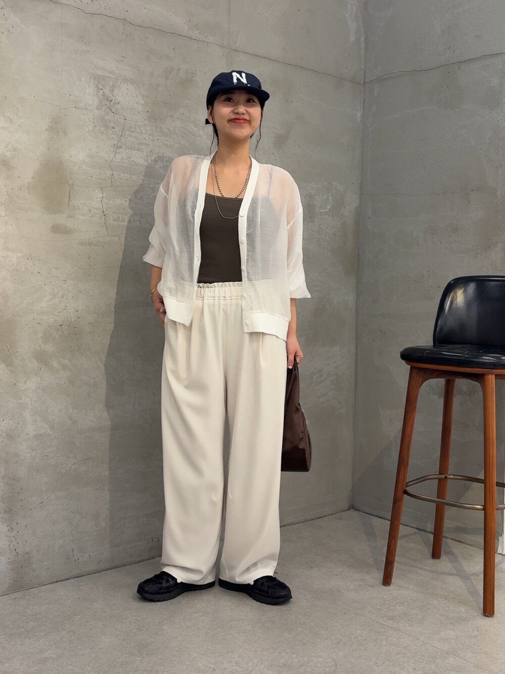 「Jena espace merveilleuxの【昨年大人気の美脚パンツが再登場】トロミカーブパンツ（その他パンツ、ホワイト系）」を使った、amuamuse7さん（レディース・160cm）の春コーディネートの2枚目の写真