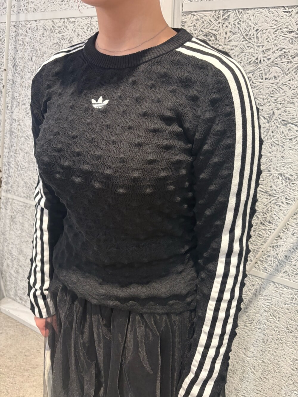 ブラック系のスウェット、ブラック系のスカート、ブラック系のその他パンツを着用したレディースの冬コーディネートの2枚目の写真