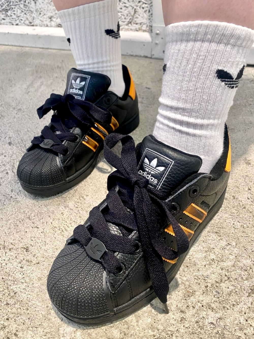 ブルー系のジャージ、ベージュ系のその他パンツ、ブラック系のスニーカーを着用したレディースの夏コーディネートの6枚目の写真