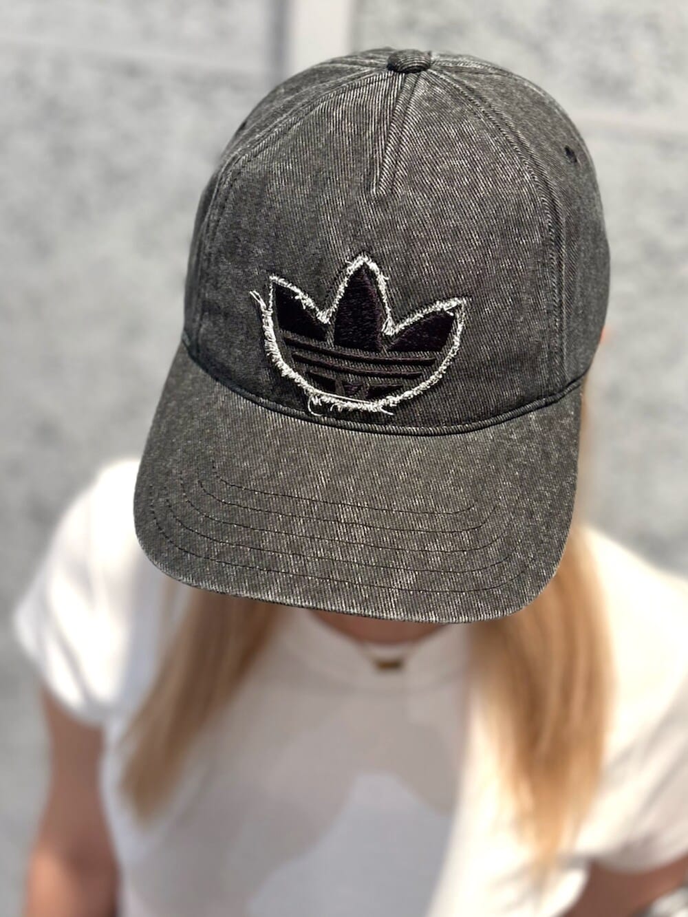 シルバー系のショルダーバッグ、ベージュ系のその他パンツ、シルバー系のスニーカーを着用したレディースの夏コーディネートの2枚目の写真