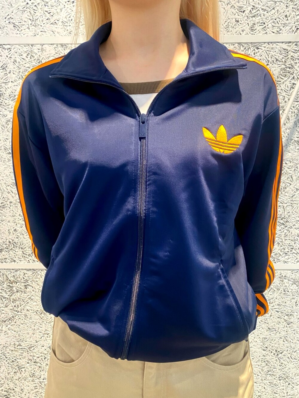 ブルー系のジャージ、ベージュ系のその他パンツ、ブラック系のスニーカーを着用したレディースの夏コーディネートの4枚目の写真