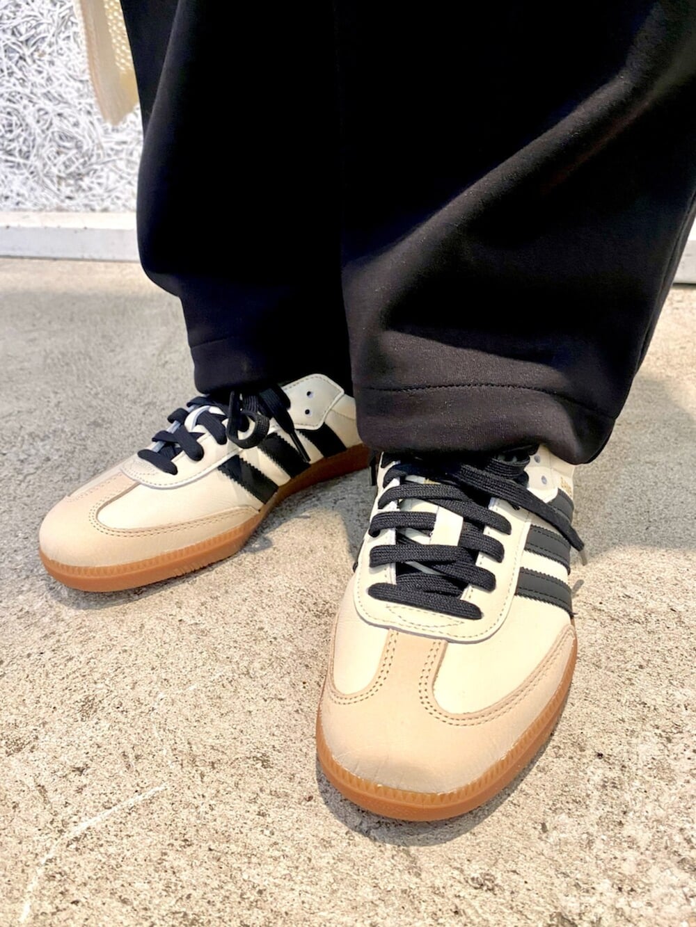 「adidas、adidas originals、アディダス、アディダスオリジナルス、スニーカー、ミニバッグ、クロシェ、サンバ」｜「adidasのミニ エアライナーバッグ / アディダスオリジナルス adidas Originals（ハンドバッグ、ブラック系）」を使った、AMさん（レディース・160cm）の春コーディネートの4枚目の写真