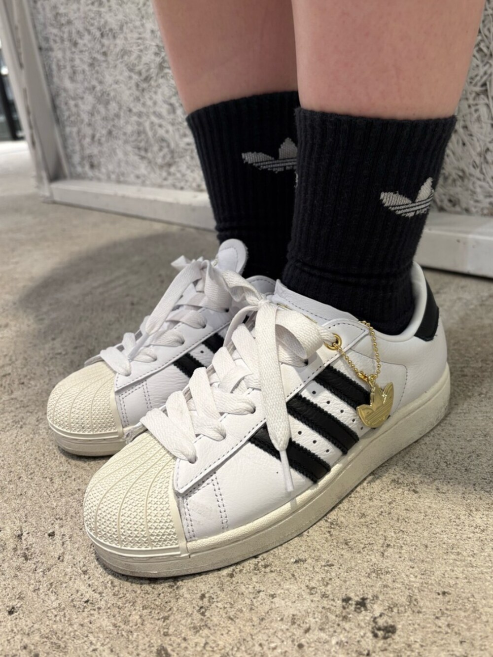 レッド系のスカート、ブルー系のトップス、レッド系のブルゾンを着用したレディースの春コーディネートの4枚目の写真