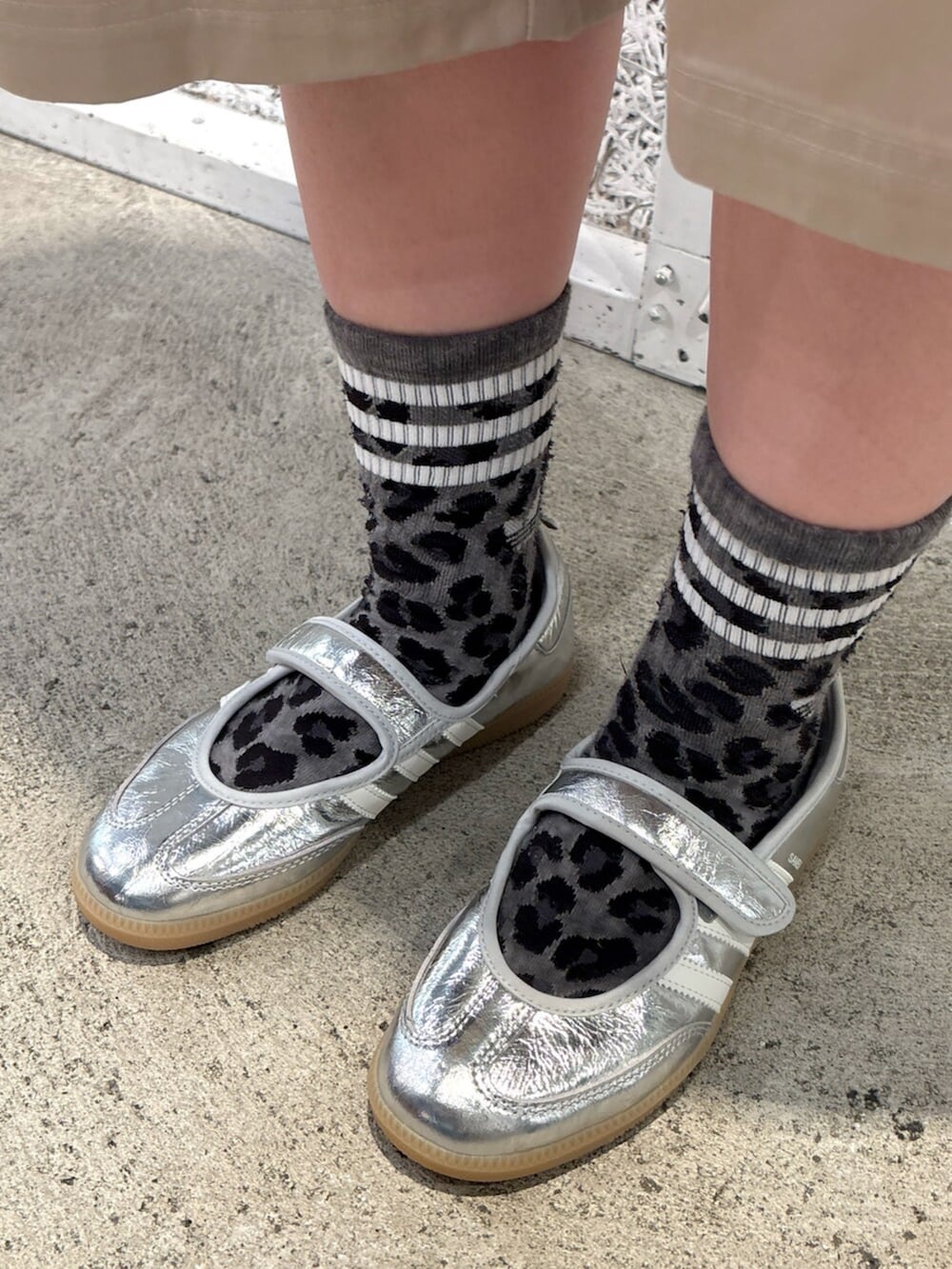 シルバー系のショルダーバッグ、ベージュ系のその他パンツ、シルバー系のスニーカーを着用したレディースの夏コーディネートの4枚目の写真