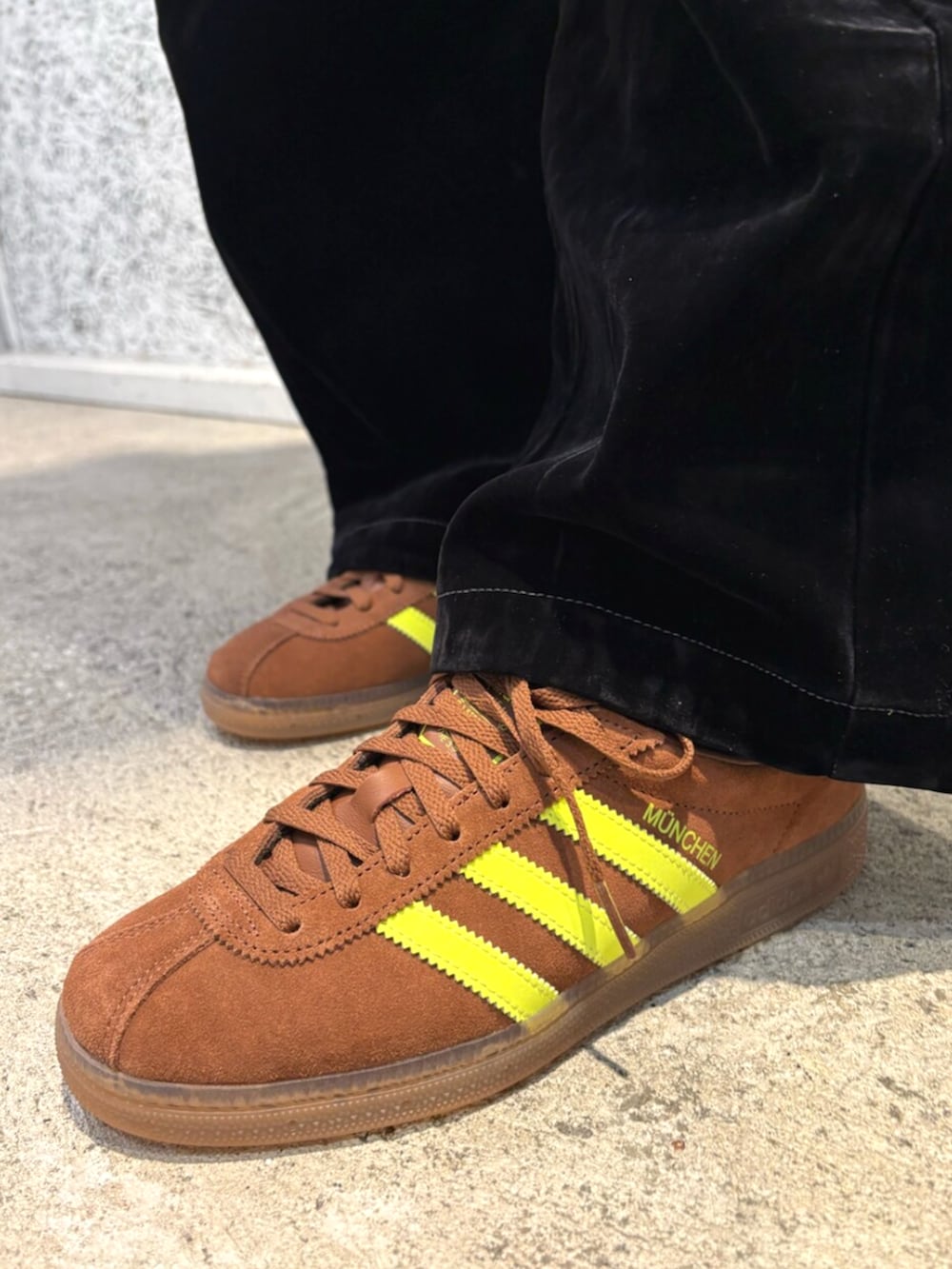 ベージュ系のショルダーバッグ、ブラック系のブルゾン、ブラック系のその他パンツを着用したレディースの秋コーディネートの5枚目の写真