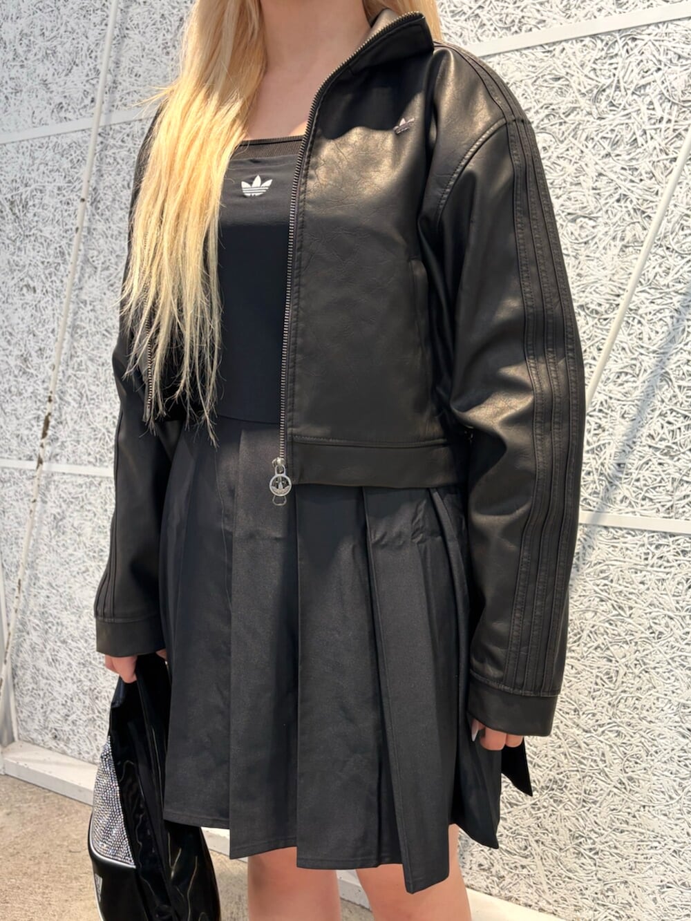 ブラック系のワンピース、ブラック系のショルダーバッグ、ブラック系のスニーカーを着用したレディースの秋コーディネートの2枚目の写真