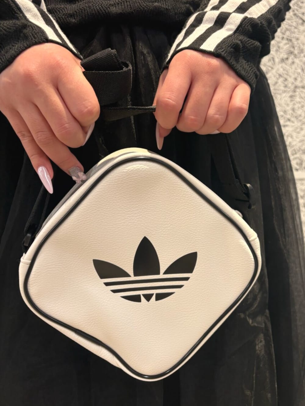 ブラック系のスウェット、ブラック系のスカート、ブラック系のその他パンツを着用したレディースの冬コーディネートの4枚目の写真