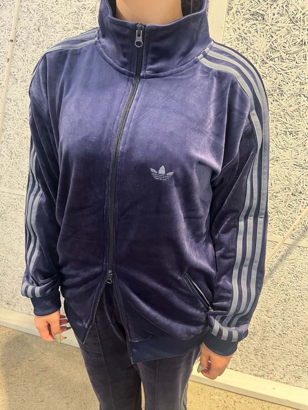「スニーカー、セットアップ、adidas、ジャージ、アディダス、ベロア、adidas originals、アディダスオリジナルス、ベルン、ベッケンバウアー」｜「adidasのベロア トラックジャケット / ジャージ/ アディダスオリジナルス adidas Originals（ジャージ、ブルー系）」を使った、AMさん（レディース・160cm）の秋コーディネートの2枚目の写真