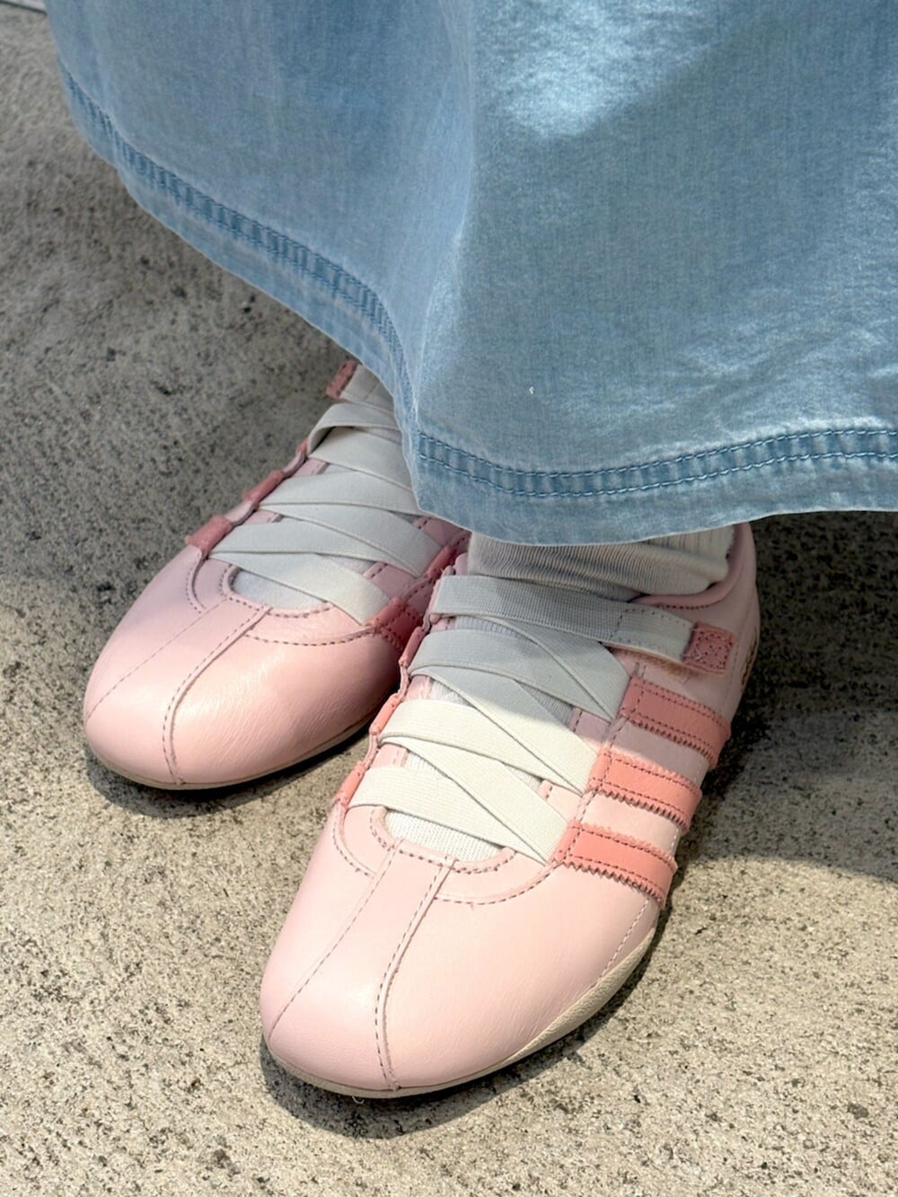 ブルー系のスカート、ピンク系のスニーカーを着用したレディースの夏コーディネートの4枚目の写真