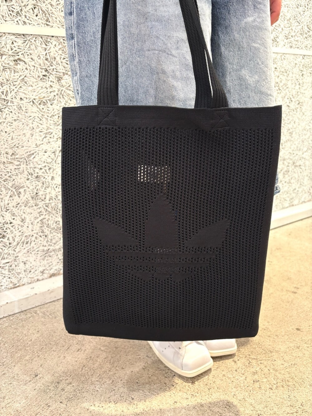 ホワイト系のTシャツ/カットソー、ブラック系のトートバッグ、ホワイト系のシューズを着用したレディースの夏コーディネートの3枚目の写真