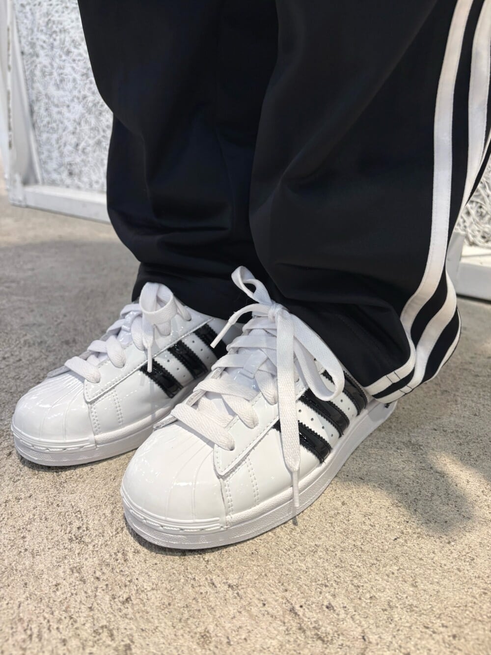 ブラック系のスウェットパンツ、ブラック系のスカート、パープル系のショルダーバッグを着用したレディースの夏コーディネートの3枚目の写真