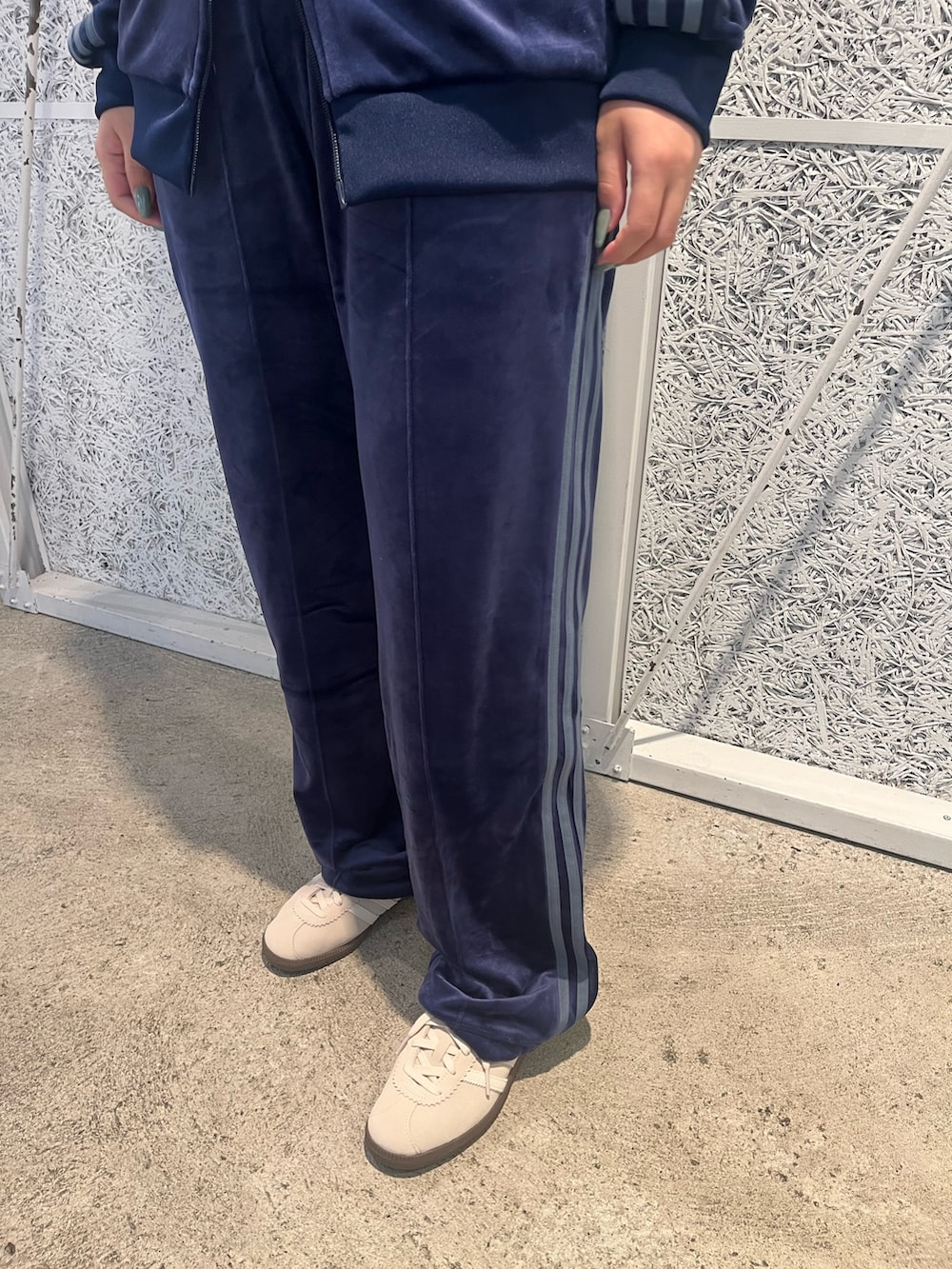 「スニーカー、セットアップ、adidas、ジャージ、アディダス、ベロア、adidas originals、アディダスオリジナルス、ベルン、ベッケンバウアー」｜「adidasのベロア トラックジャケット / ジャージ/ アディダスオリジナルス adidas Originals（ジャージ、ブルー系）」を使った、AMさん（レディース・160cm）の秋コーディネートの3枚目の写真