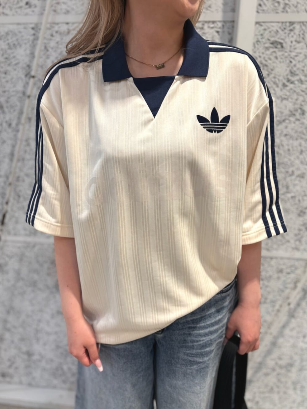 ホワイト系のTシャツ/カットソー、ブラック系のトートバッグ、ホワイト系のシューズを着用したレディースの夏コーディネートの2枚目の写真