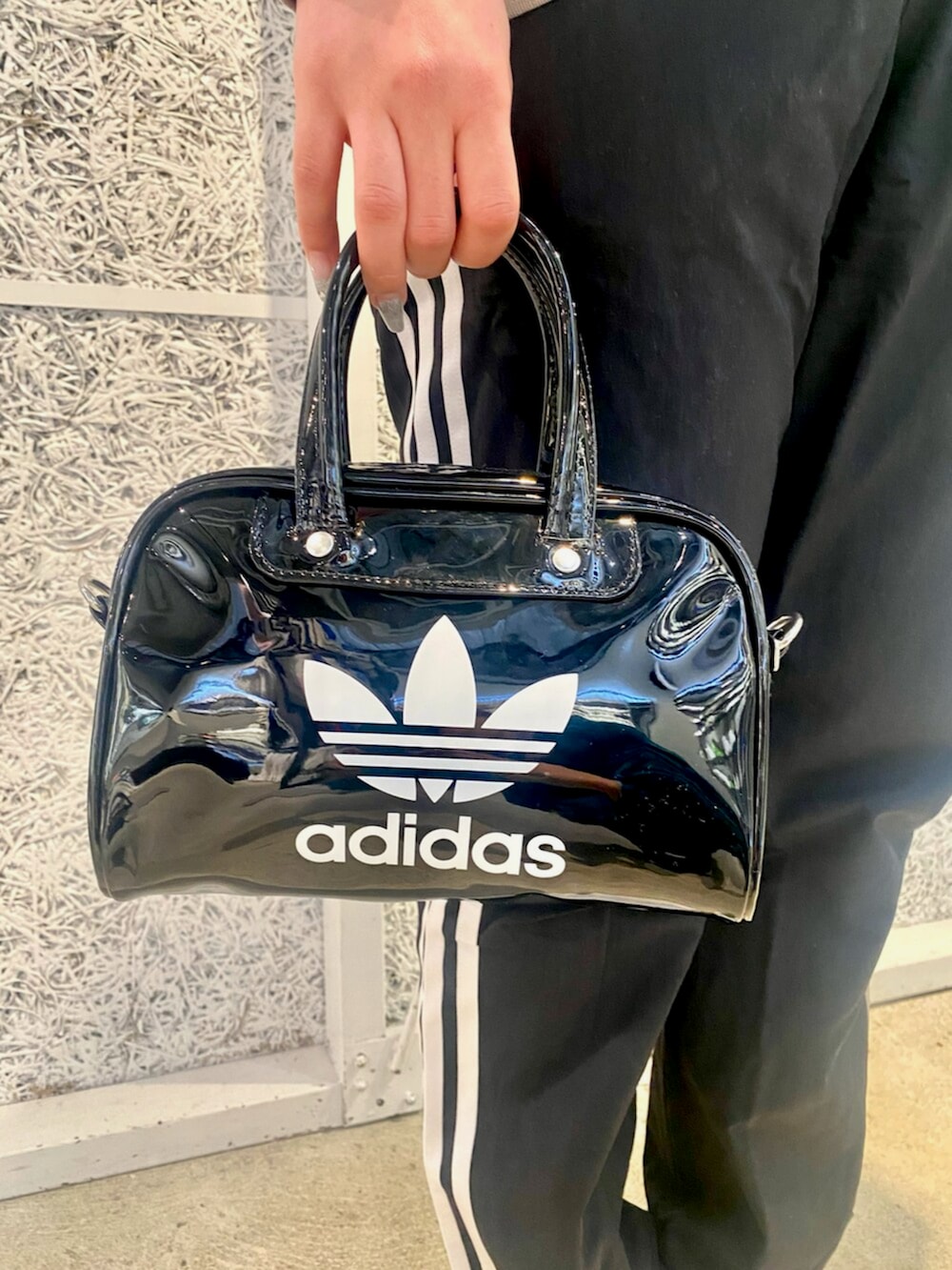 ベージュ系のスウェット、ブラック系のスウェットパンツ、ブラック系のショルダーバッグを着用したレディースの冬コーディネートの5枚目の写真