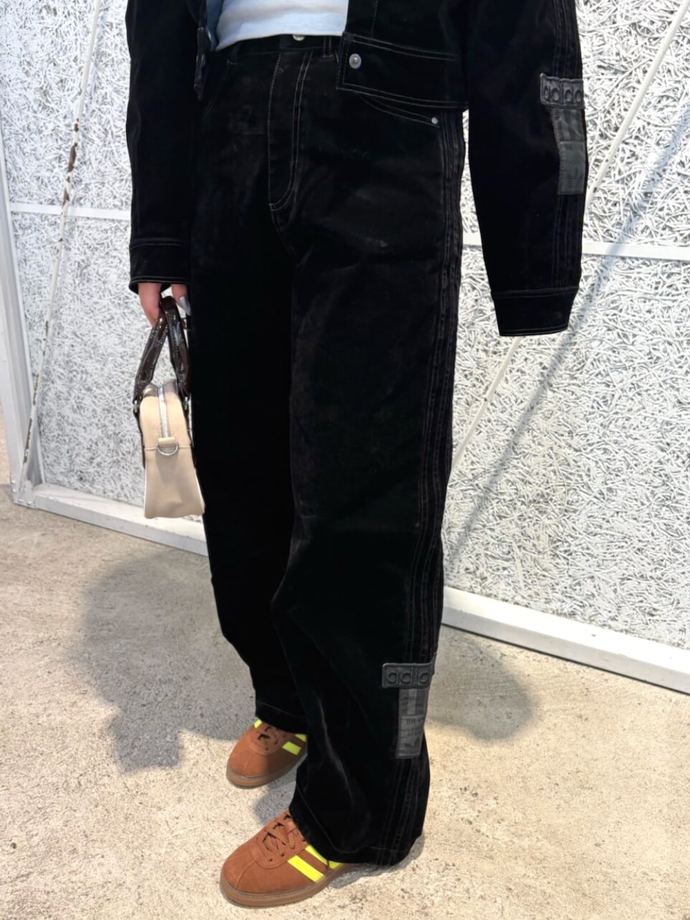 ベージュ系のショルダーバッグ、ブラック系のブルゾン、ブラック系のその他パンツを着用したレディースの秋コーディネートの4枚目の写真