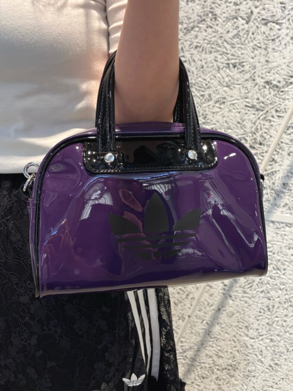 ブラック系のスウェットパンツ、ブラック系のスカート、パープル系のショルダーバッグを着用したレディースの夏コーディネートの4枚目の写真