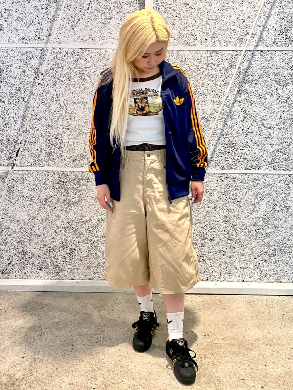 ブルー系のジャージ、ベージュ系のその他パンツ、ブラック系のスニーカーを着用したレディースの夏コーディネートの2枚目の写真