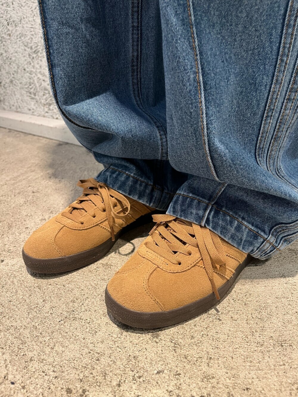 その他のデニムパンツ、ベージュ系のその他トップス、ブラウン系のスニーカーを着用したレディースの冬コーディネートの4枚目の写真